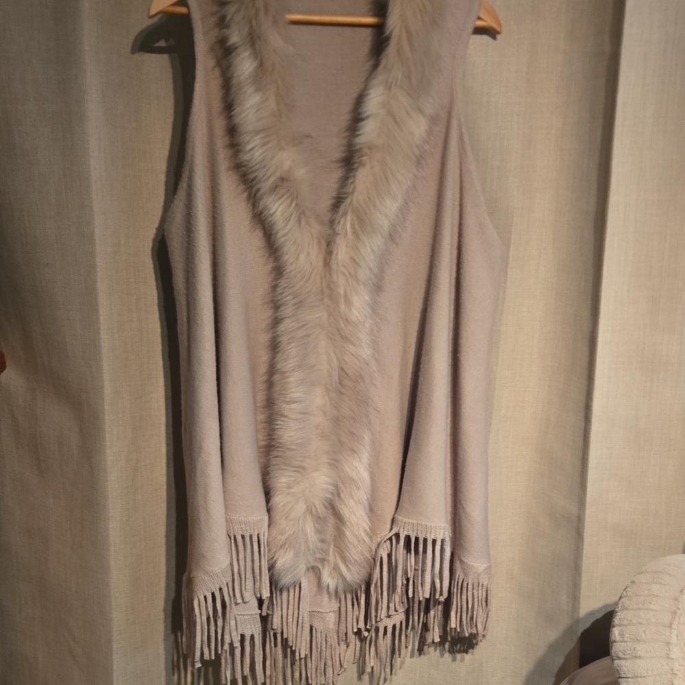 Cato Cream Sleeveless Cardigan with Faux Fur Trim - Picture 4 of 4